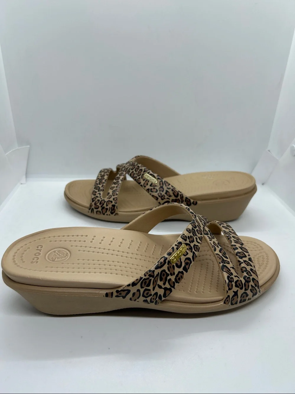 Crocs Sandals Women Sz 8 Leopard Cheetah Print Wedge Strappy Slides Animal Print - Picture 3 of 15